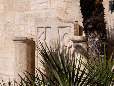Sul prospetto est invece troviamo due lastre sepolcrali raffiguranti altrettanti prelati risalenti rispettivamente al 1488...